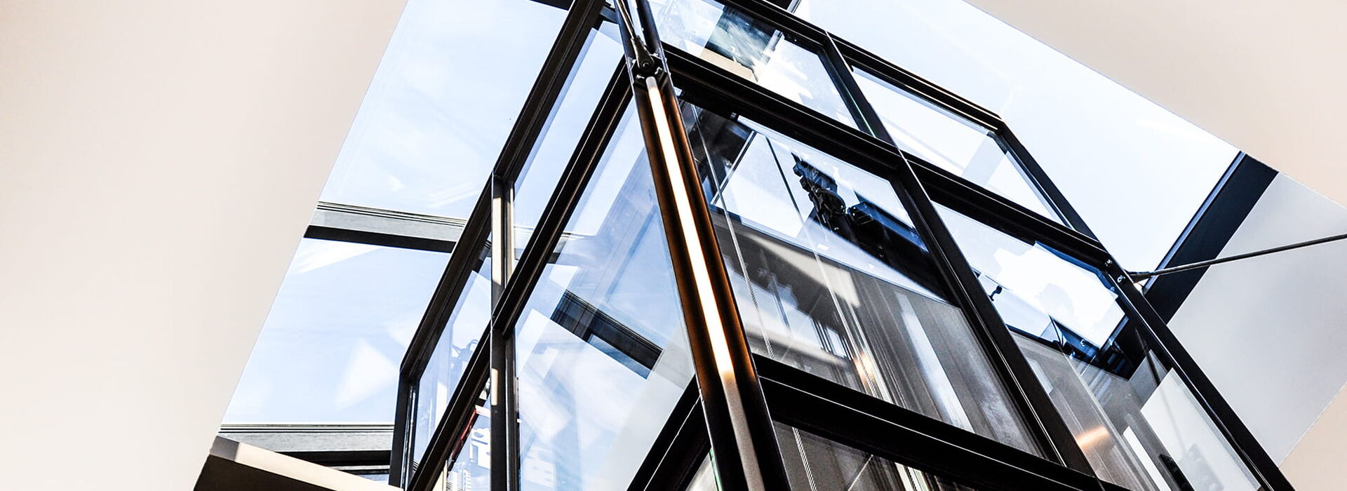 Glaslift mit Blick unters Glasdach